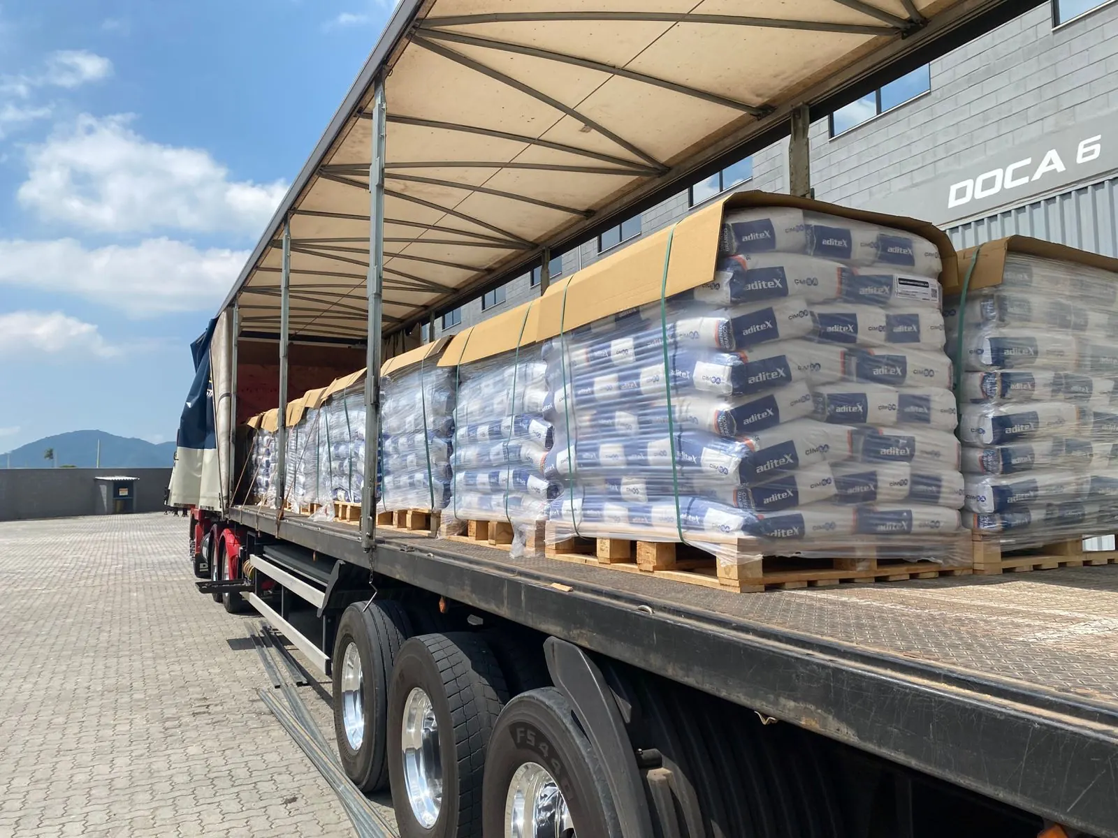 Carreta carregada com produtos paletizados