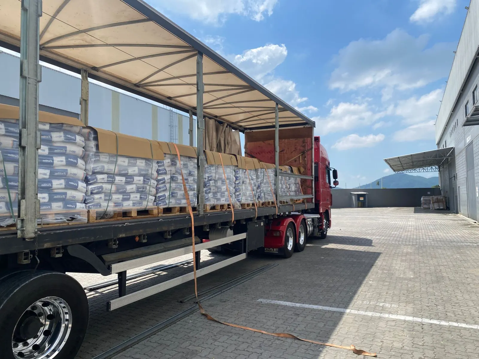Carga paletizada distribuída em carreta aberta