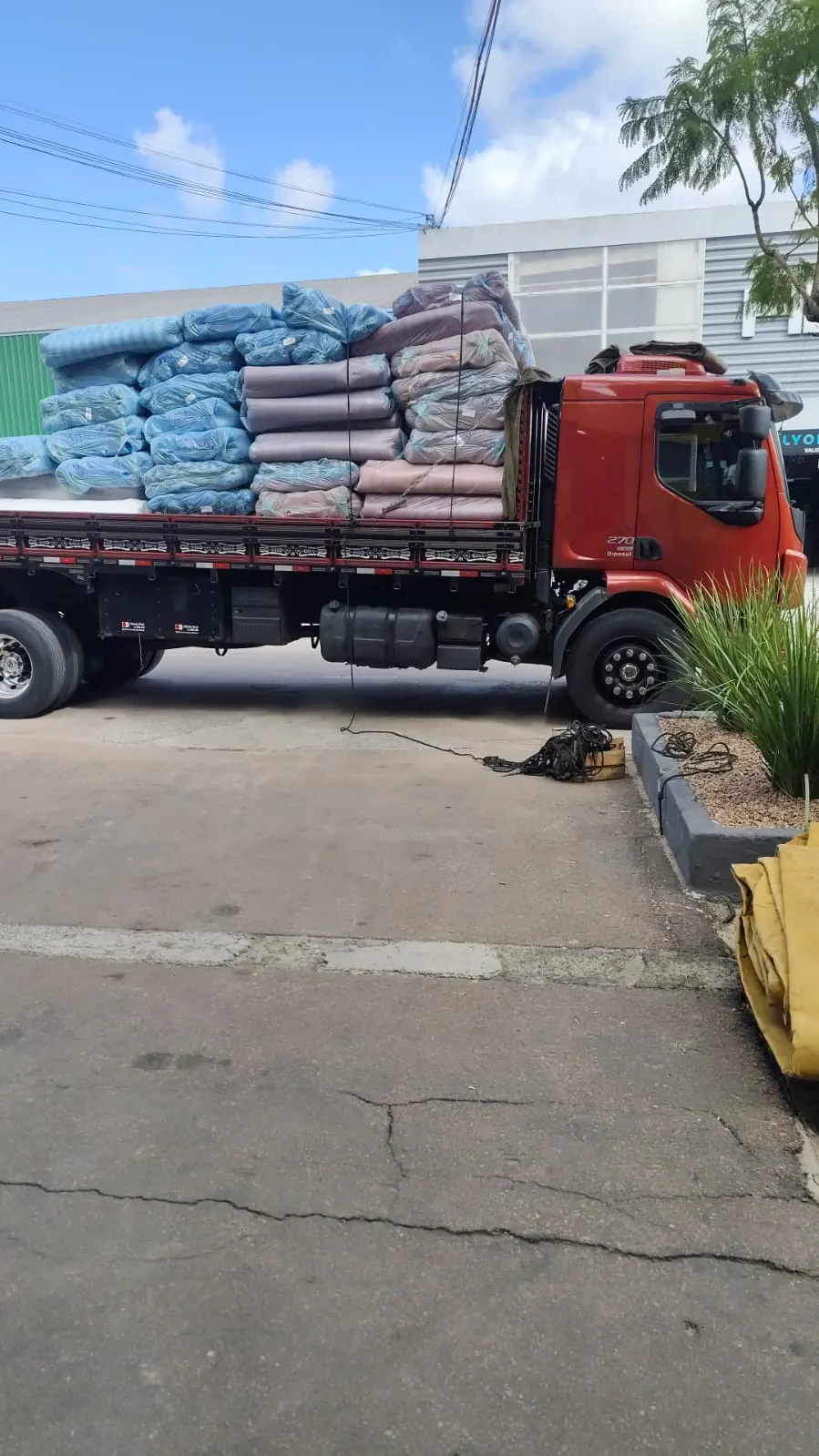 Caminhão carregado com materiais em operação urbana