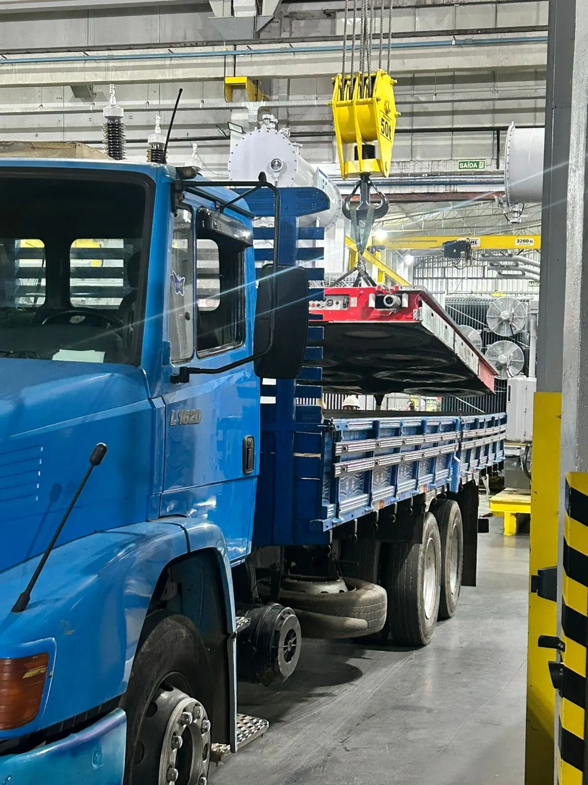 Caminhão em operação dentro de instalação industrial