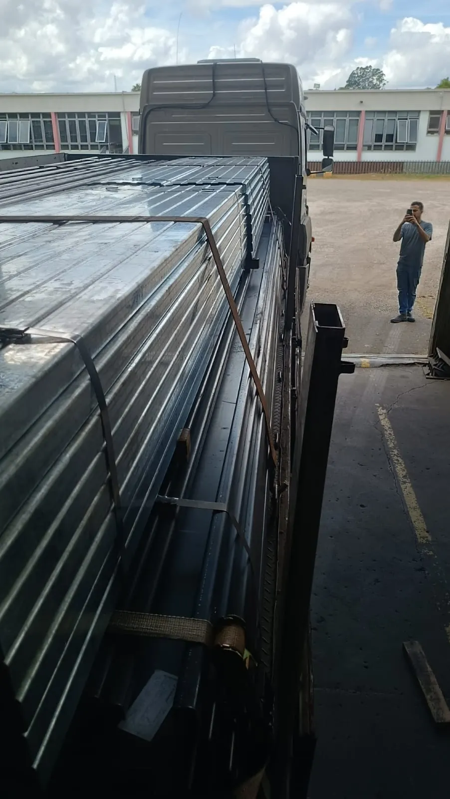 Estruturas metálicas longas acomodadas para transporte