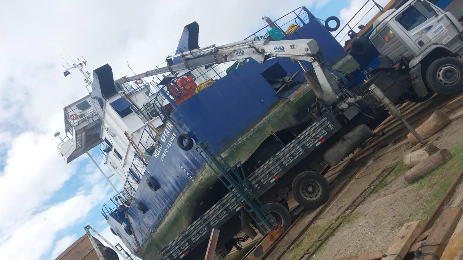 Equipamento industrial de grande porte sobre carreta